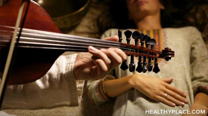 Próbáltál már zenét szorongás enyhítésére? Az előnyök végtelenek, ezért hallgasson zenét szorongás enyhítésére, és tanuljon meg néhányat a HealthyPlace előnyeiről.