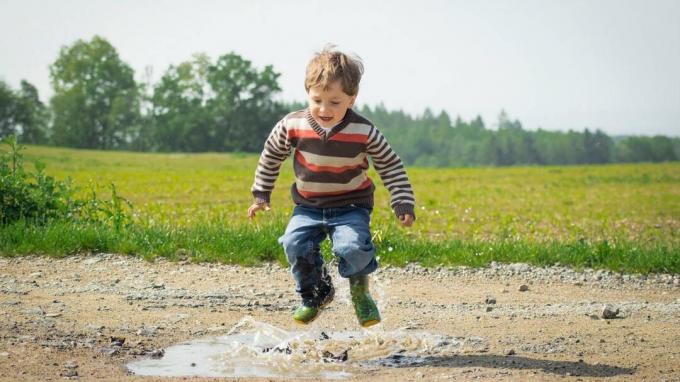 ADHD-s fiú egy iszap pocsolya ugrás