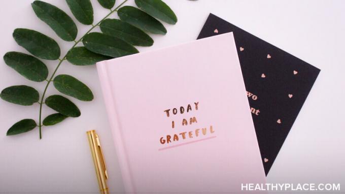 A pozitivitási napló vezetése olyan szokás, amely megváltoztathatja az életed, akkor miért nem tesz minket többen? Tudja meg, miért a HealthyPlace. 