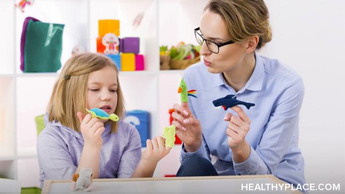 A játékterápiában a gyerekek legyőzik az érzelmi, kognitív és viselkedési problémákat. Olvassa el a HealthyPlace oldalon, mi a játékterápia és hogyan működik.