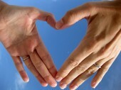 Leon Brocard fényképe, amely két kezét egy szív alakúvá teszi, a szeretet szimbolizálja.