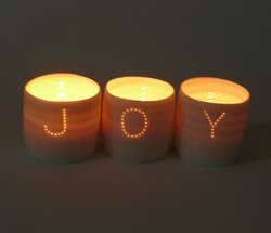 Az öröm a jólét érzése. A spirituális kapcsolatból fakad, amely belső nyugalmat, békét és megelégedést hoz létre. Tanulja meg, hogyan érheti el örömét az életében.