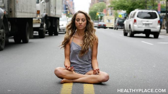 Ha öt percig meditál a nap folyamán, akkor elképzelheti a stresszt és a szorongást. Próbáljon ki egy öt perces meditációt a szorongásának megnyugtatására.