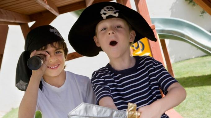 Két fiú, ADHD-vel, kalózokkal játszik a játszótéren, jelmezekben