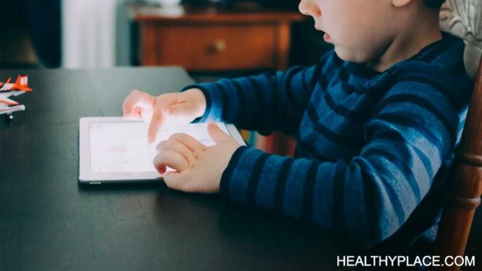 Ez a digitális korban megnevezett öt szülői készség segíthet meghatározni a gyermekek eszközhasználatának korlátait. Olvassa el őket a HealthyPlace oldalon.