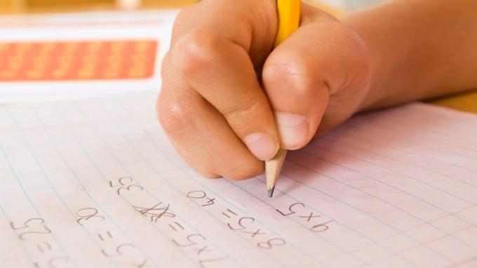A gyermek kezét házi feladat kitöltése matematikai foglalkozások segítségével
