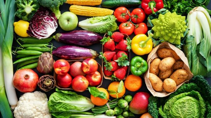 Élelmiszer-háttér választék friss egészséges bio gyümölcsök és zöldségek az asztalon